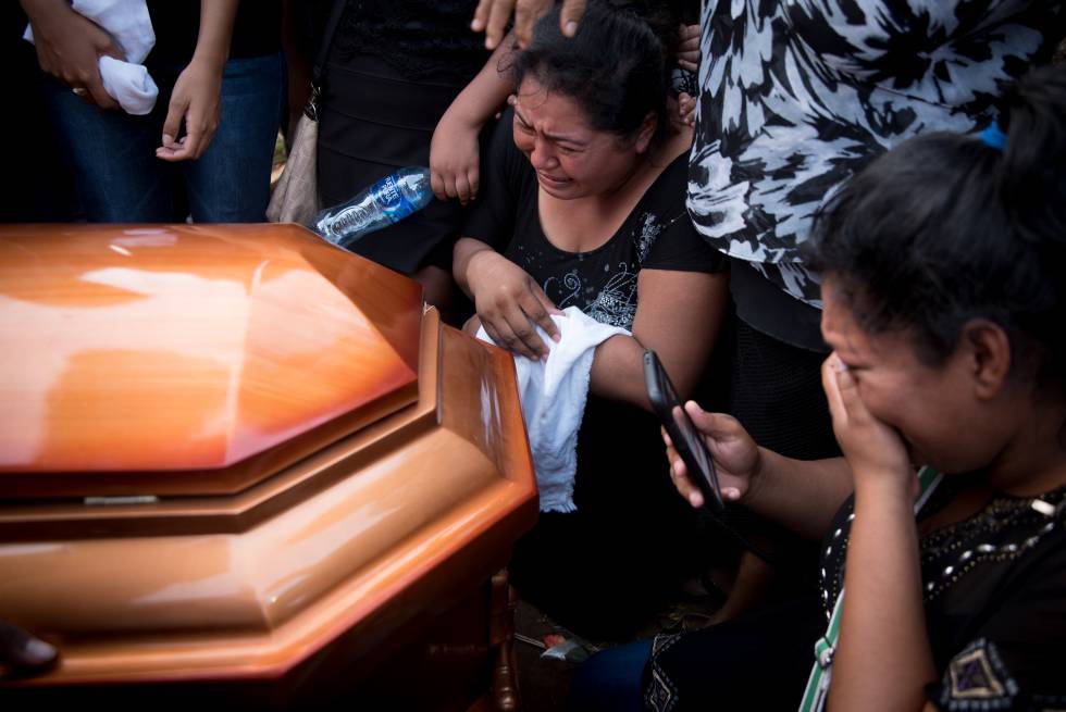 Familiares de Nelson Téllez Huete, de 35 años, durante sus funerales.