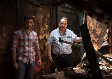 Aníbal Toruño y su hijo Aníbal Enrique en lo que fue la redacción de Radio Darío.