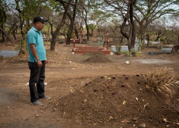 Alexander Serria, frente a la tumba de su hermano