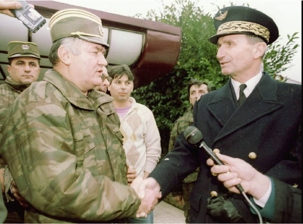El general del ejército serbobosnio, Ratko Mladic (i), estrecha la mano del jefe del destacamento militar francés en Bosnia, Jean Philippe Douin, después de que fuesen liberados dos pilotos franceses, que habían sido hechos prisioneros por las fuerzas serbias. 12121995