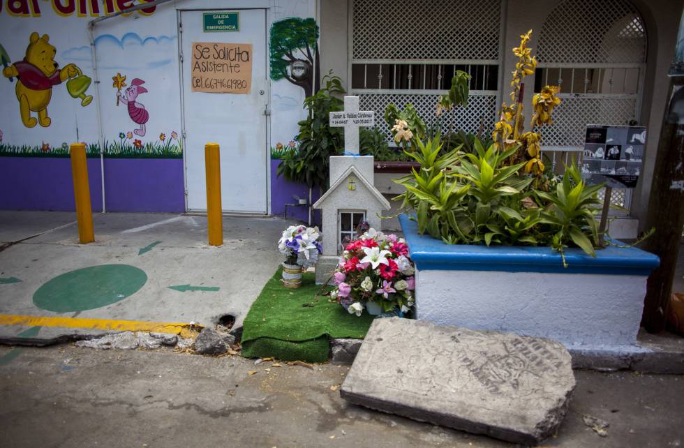 El cenotafio de Javier Valdez enfrente del lugar donde lo mataron.