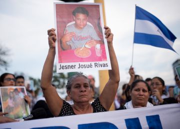 Una madre reclama justicia para su hijo en Nicaragua.