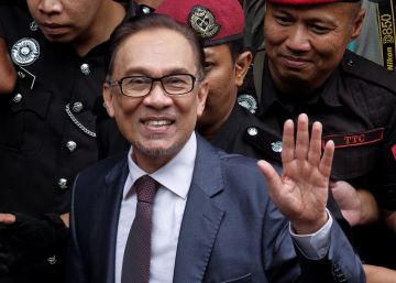 Malasia continúa la transición política y libera al líder opositor Anwar Ibrahim