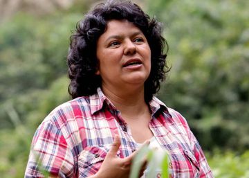 La hija de Berta Cáceres demanda al Banco Holandés de Desarrollo