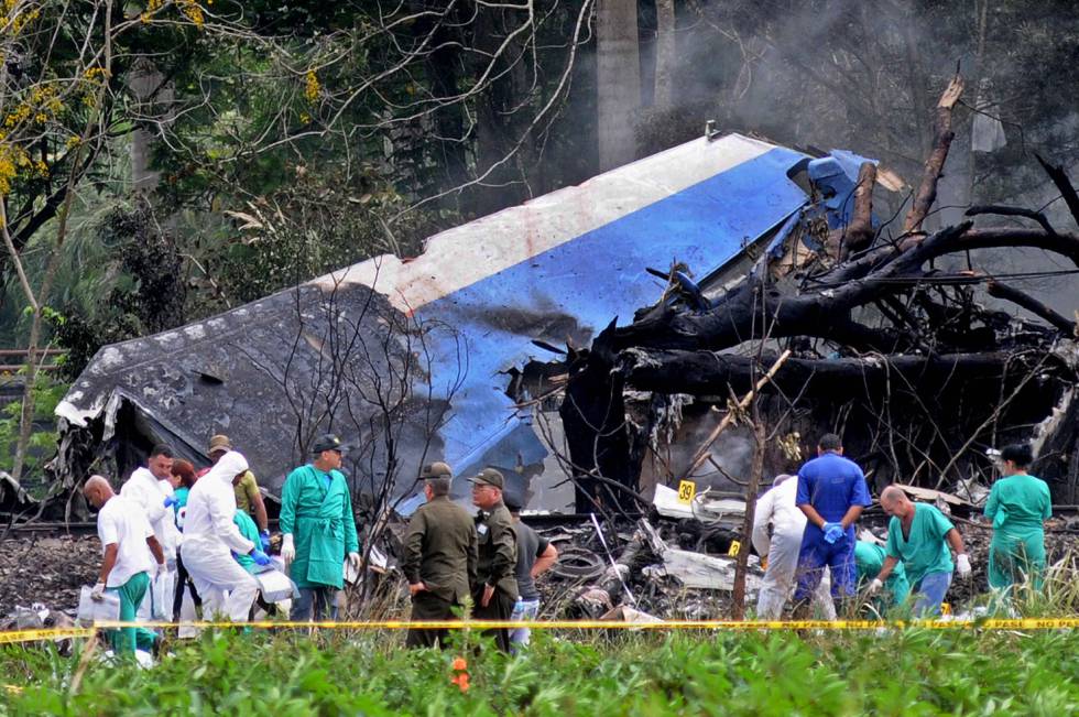 Restos del avión, que se estrelló el viernes en un paraje agrícola despoblado a las afueras de La Habana.