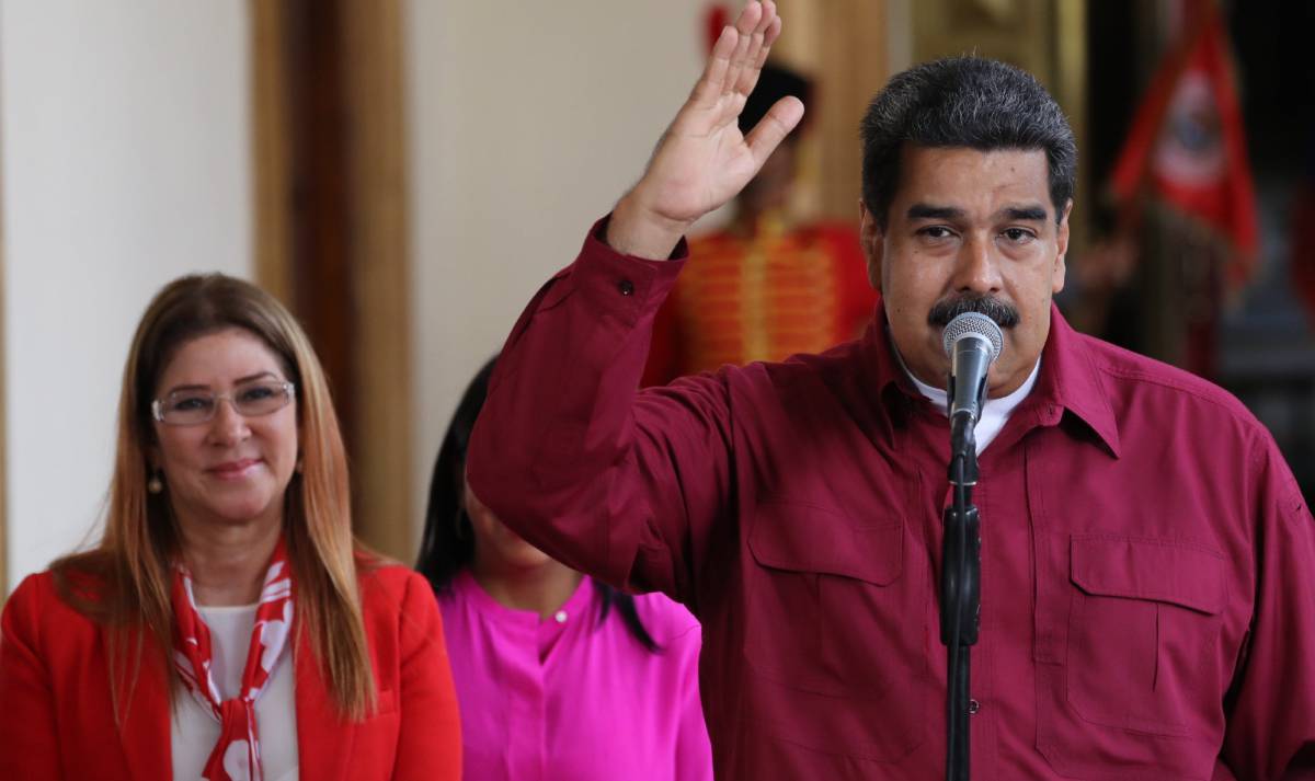 Nicolás Maduro habla junto a su esposa Cilia Flores, este domingo en Caracas.