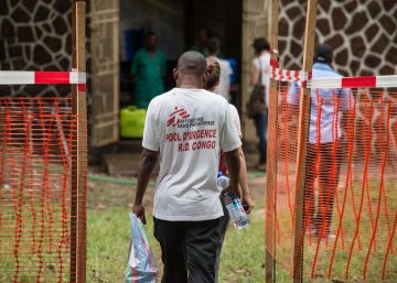Comienza la vacunación contra un ébola fuera de control en Congo