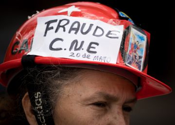Una venezolana se manifiesta este lunes contra la Comisión Electoral en Venezuela.