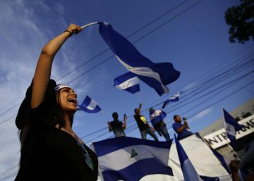 Una joven ondea una bandera en una protesta este viernes