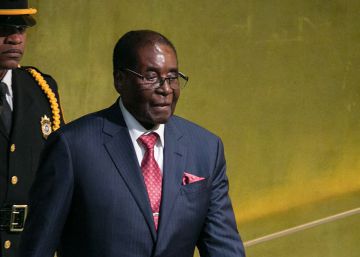 Mugabe se resiste a desaparecer del poder en Zimbabue