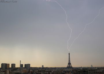 La imagen de la Torre Eiffel azotada por un relámpago