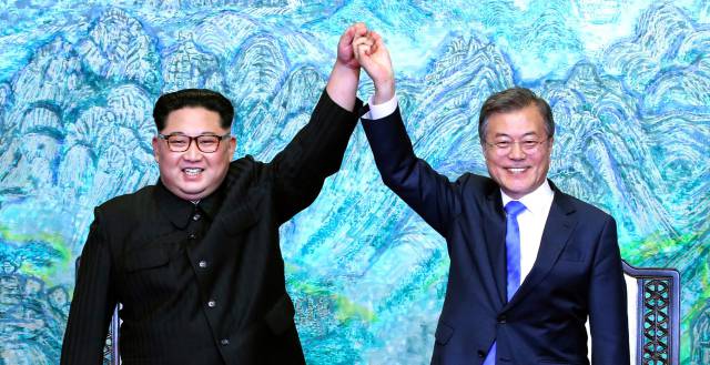 Los líderes coreanos, Kim (izquierda) y Moon, el 27 de abril.