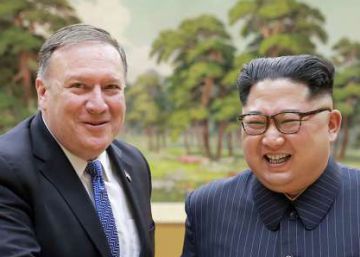 Kim Jong-un (derecha) y el secretario de Estado Mike Pompeo.