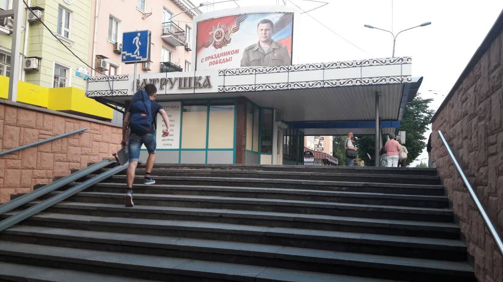 Salida de un paso de peatones subterráneo en la calle Artiom. Al fondo, una pancarta con la imagen del líder secesionista Alexandr Zajárchenko.