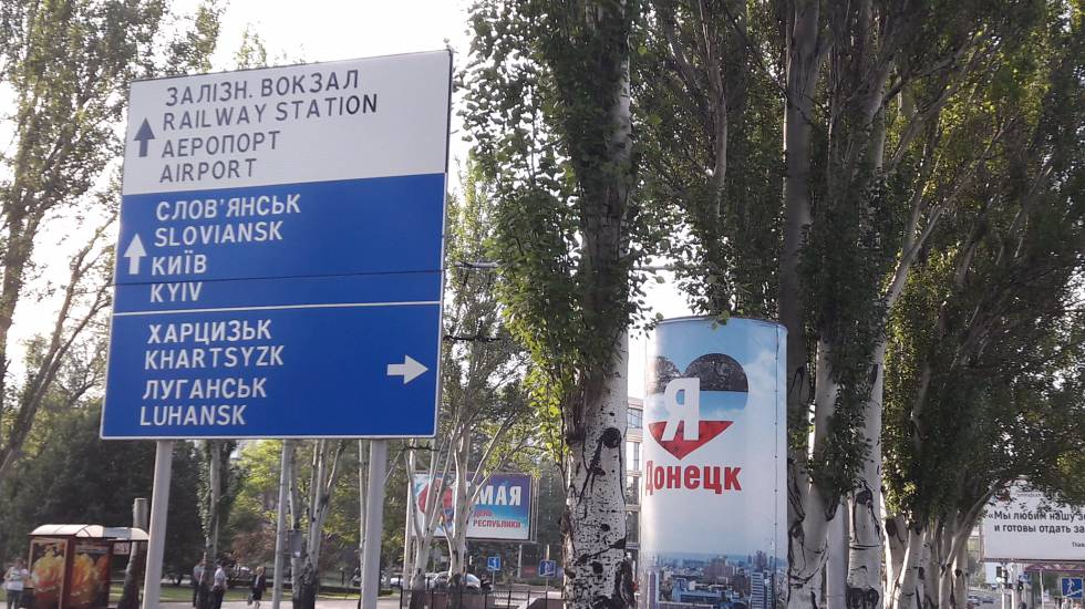 Cartel de tráfico que señala localidades que se encuentran al otro lado de la línea del frente, como Kiev o Slaviansk.