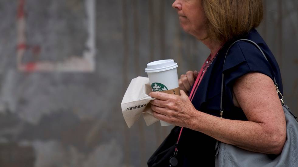 Starbucks envía a sus empleados a un curso contra la discriminación racial Starbucks envía a sus empleados a un curso contra la discriminación racial