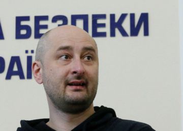 El periodista ruso que Kiev dio por muerto comparece en una rueda de prensa