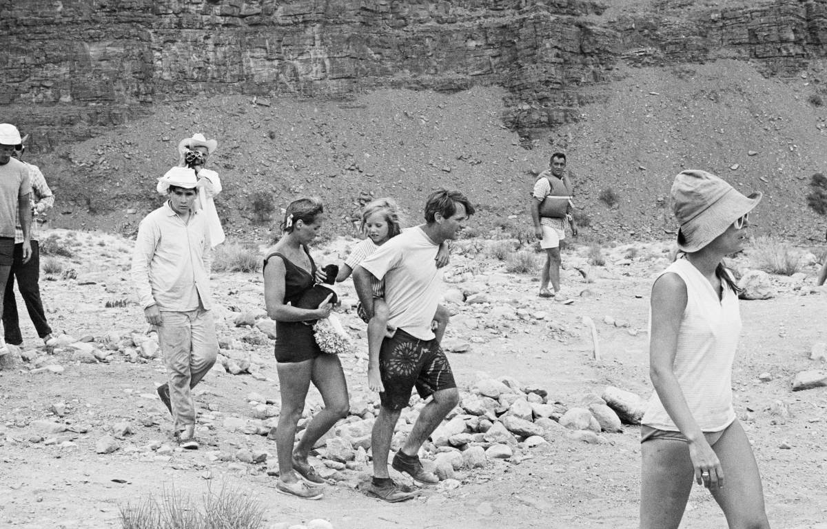 Robert F. Kennedy lleva a su hija Kerry a cuestas, en el Gran Cañón, en julio de 1967. A su lado está su esposa, Ethel Kennedy
