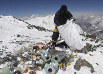 China retira 2,3 toneladas de heces humanas del Everest