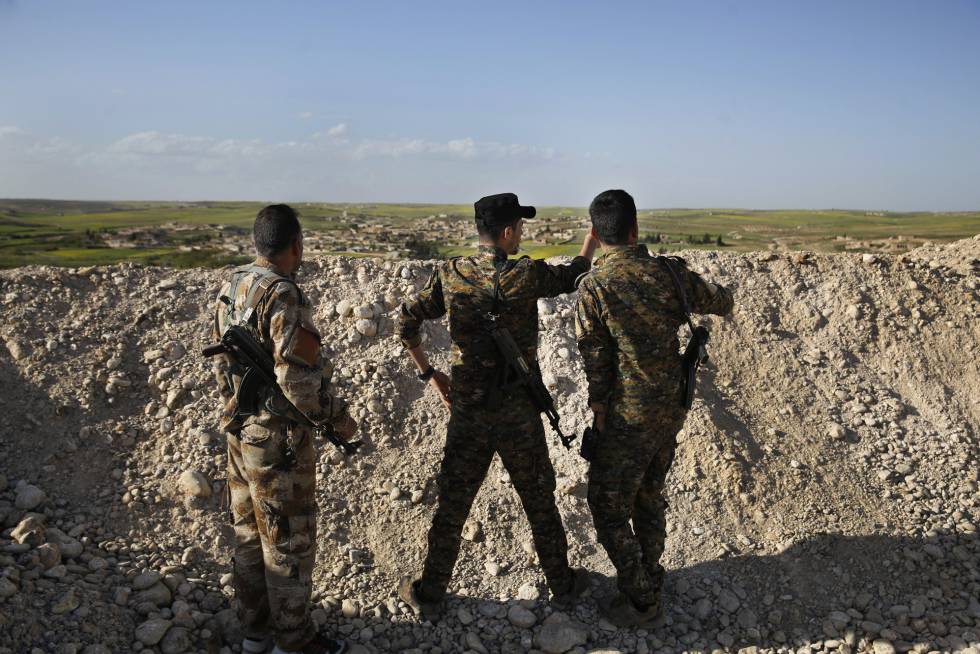Combatientes de la alianza de EE UU en Siria vigilan las posiciones en Manbij el pasado 29 de marzo.