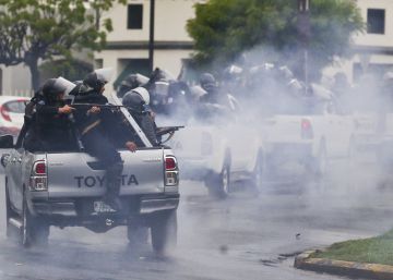 Policías reprimen una protesta en Nicaragua.