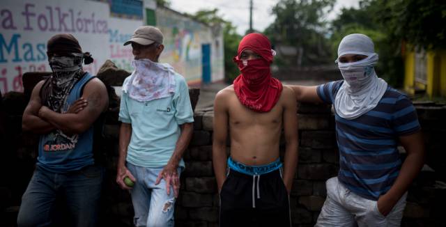 Un grupo de jóvenes mantiene una barricada en Managua.