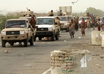 Los habitantes del puerto yemení de Hodeida intentan huir de los bombardeos