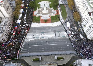 Dos Argentinas en una plaza