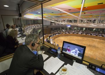 Los intérpretes de la Eurocámara apagan los micrófonos