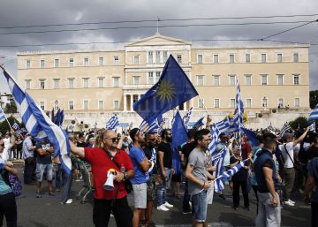 El Gobierno griego supera una moción de censura contra el acuerdo con Macedonia