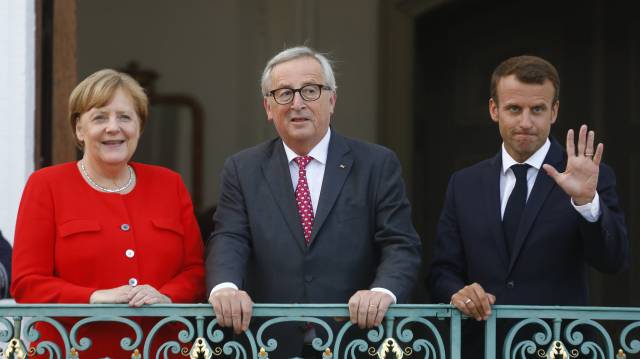 Merkel, Juncker y Macron, ayer en Meseberg.