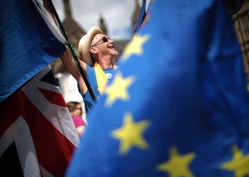 Los europeos que lleven cinco años en Reino Unido tendrán que pagar 73 euros para quedarse tras el Brexit