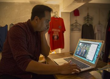 Jesús Ortiz, un mexicano que fue deportado recientemente de Estados Unidos, mira una fotografía con su mujer y sus dos hijastros en las instalaciones de la organización “Mexicanos Unidos en la Lucha”