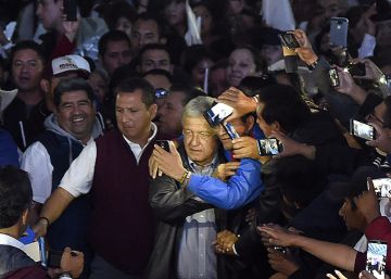 Un grupo violento irrumpe en un acto de campaña de López Obrador