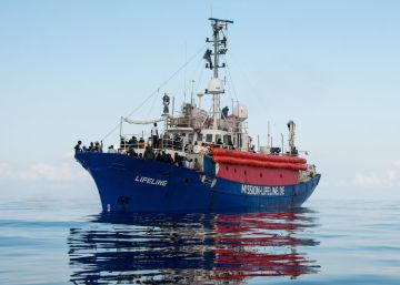 Malta lleva provisiones al buque ‘Lifeline’ a la deriva con 200 migrantes, pero no acepta acogerlos en su territorio