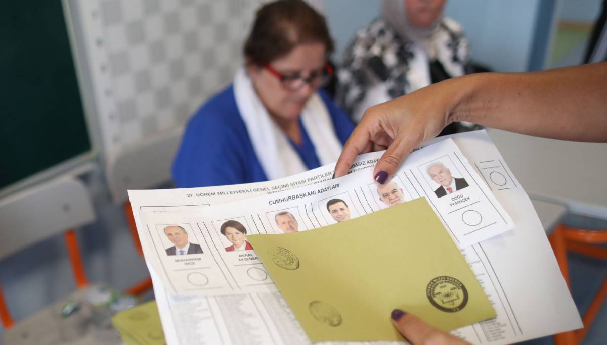 Material electoral en un centro de votación, esta mañana en Estambul.