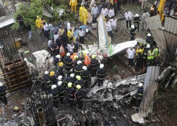 Un accidente de un avión en Bombay deja al menos cinco muertos