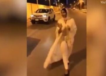 Una presentadora de televisión huye de Arabia Saudí acusada de vestir de forma indecente