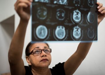 Josefa Esterlina Meza con una radiografía de su hijo, asesinado en las protestas de Nicaragua.