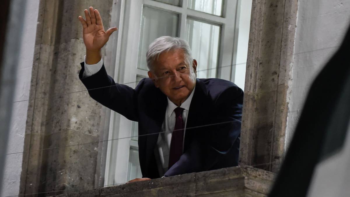 Andrés Manuel López Obrador saluda a sus seguidores.