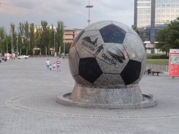 El club Shajtar y su estadio en Donetsk, separados por la guerra