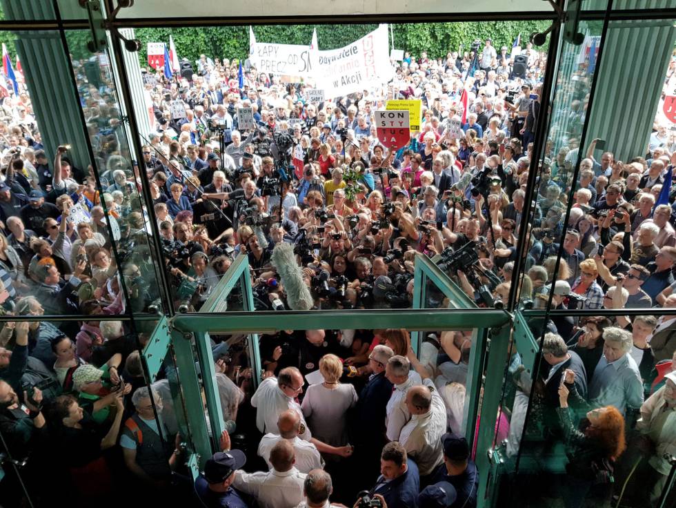 Decenas de personas apoyan a la presidenta del Supremo y el resto de magistrados, este miércoles en Varsovia.