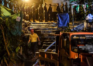 Morre um dos mergulhadores que tentavam resgatar meninos presos em caverna tailandesa