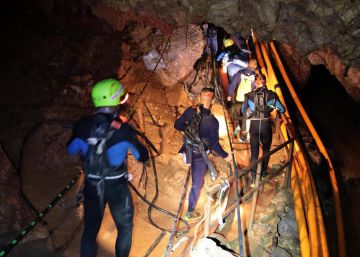 Resgatados quatro primeiros jovens tailandeses presos em caverna