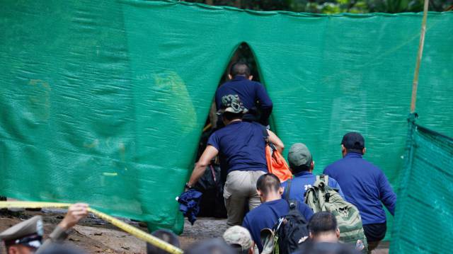 Personal militar entra este domingo en la zona restringida desde donde ha comenzado el rescate, en la provincia tailandesa de Chiang Rai.