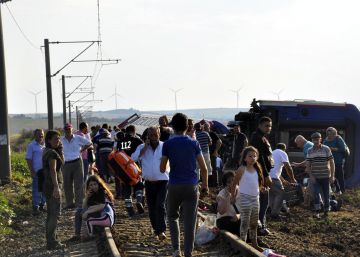 Al menos 24 muertos por el descarrilamiento de un tren en Turquía