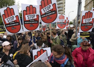 Governo ultraconservador polonês fecha cerco sobre o movimento feminista