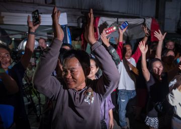 Rescatados los 12 niños y su entrenador atrapados en una cueva de Tailandia