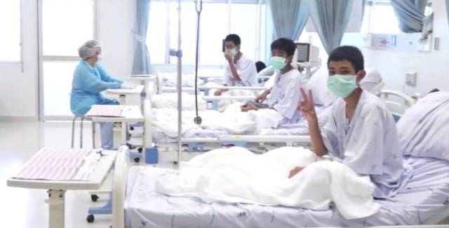 Tailandia difunde las primeras imágenes de los niños tras el rescate