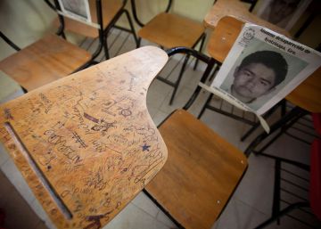 Las 43 sillas vacías de la graduación de Ayotzinapa